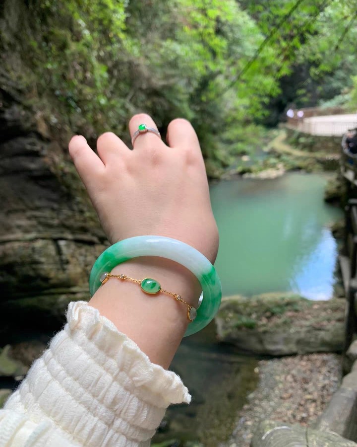 岁月悠悠，时光知味。 这支白底青手镯清新自然，颜色馥郁艳丽，