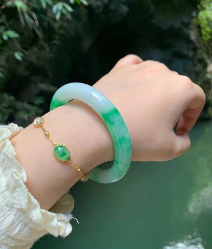 岁月悠悠，时光知味。 这支白底青手镯清新自然，颜色馥郁艳丽，