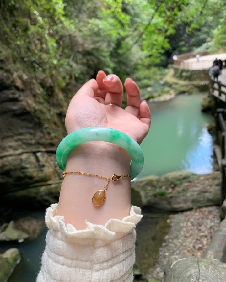 岁月悠悠，时光知味。 这支白底青手镯清新自然，颜色馥郁艳丽，