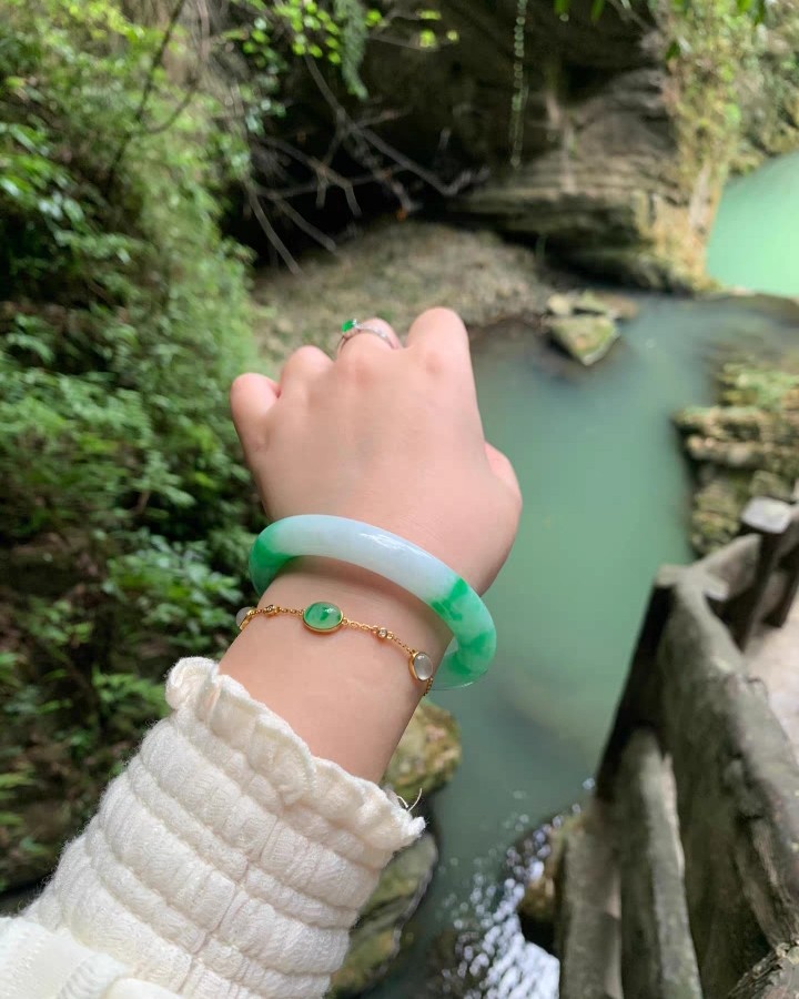 岁月悠悠，时光知味。 这支白底青手镯清新自然，颜色馥郁艳丽，
