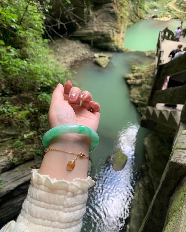 岁月悠悠，时光知味。 这支白底青手镯清新自然，颜色馥郁艳丽，