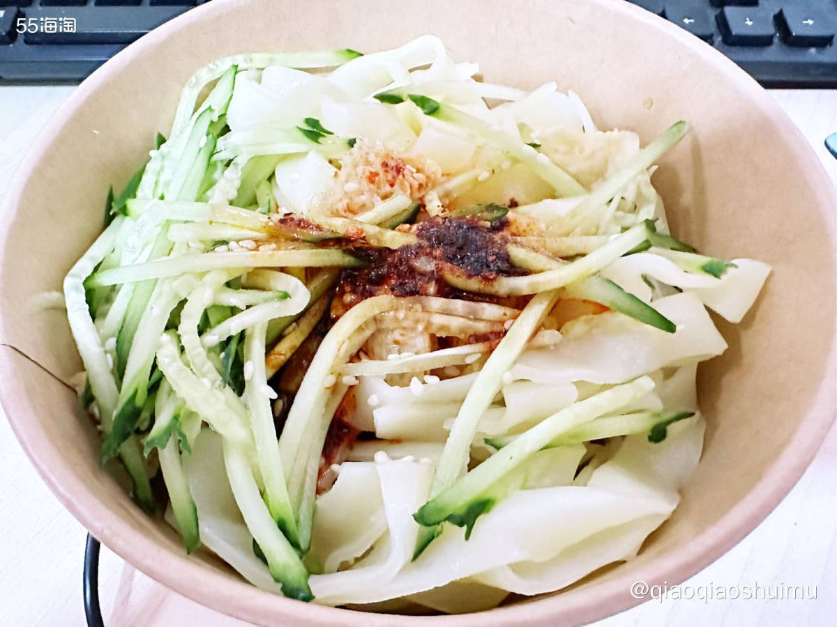 从上周开始，喜欢上了吃西少爷……上周吃了肉夹馍、酸辣粉，今天