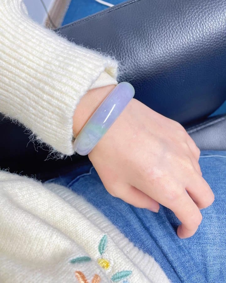 超级温柔的一支，浅紫、浅绿相互衬托，宛如一幅春日好景，佩戴在