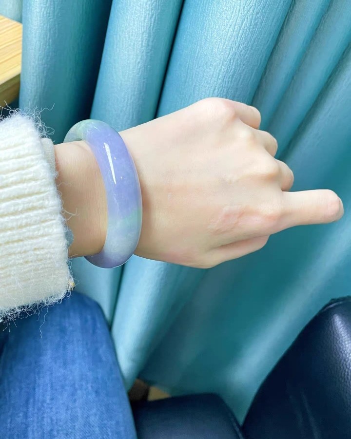 超级温柔的一支，浅紫、浅绿相互衬托，宛如一幅春日好景，佩戴在