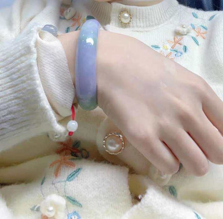 超级温柔的一支，浅紫、浅绿相互衬托，宛如一幅春日好景，佩戴在