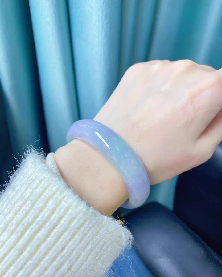 超级温柔的一支，浅紫、浅绿相互衬托，宛如一幅春日好景，佩戴在