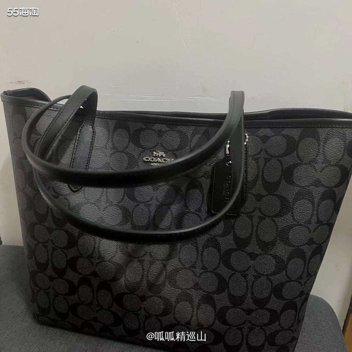 这个依然是客返图片，过年期间帮一个姐妹代下的蔻驰黑灰托特包，