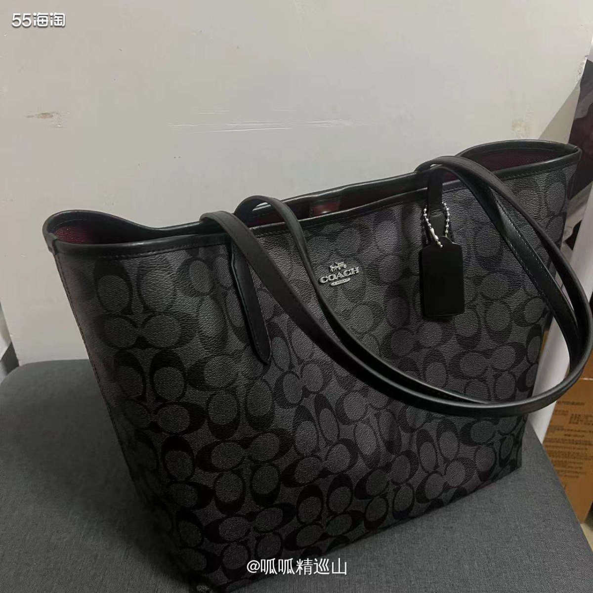 这个依然是客返图片，过年期间帮一个姐妹代下的蔻驰黑灰托特包，
