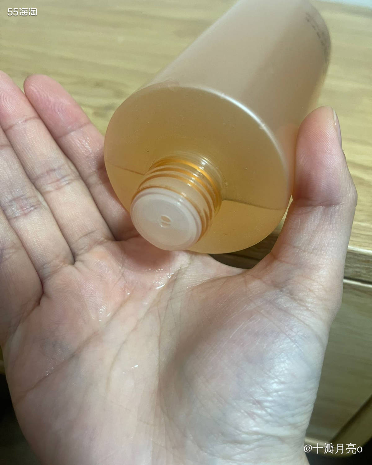 润百颜高保湿精华水，外号香槟水。  🎈 味道：有点淡淡的玫