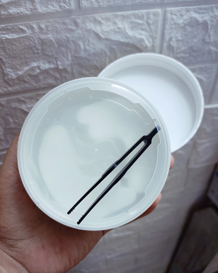 这还是我过年的时候在直播间购买的眼膜，其实应该坚持用眼膜的，