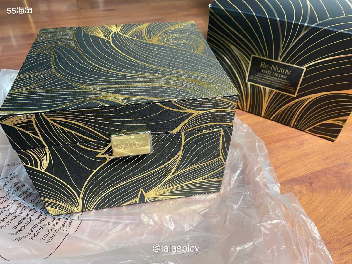 新鲜到货的黑钻松露礼盒 没想到盒子包装十分高级 纸盒子里面还