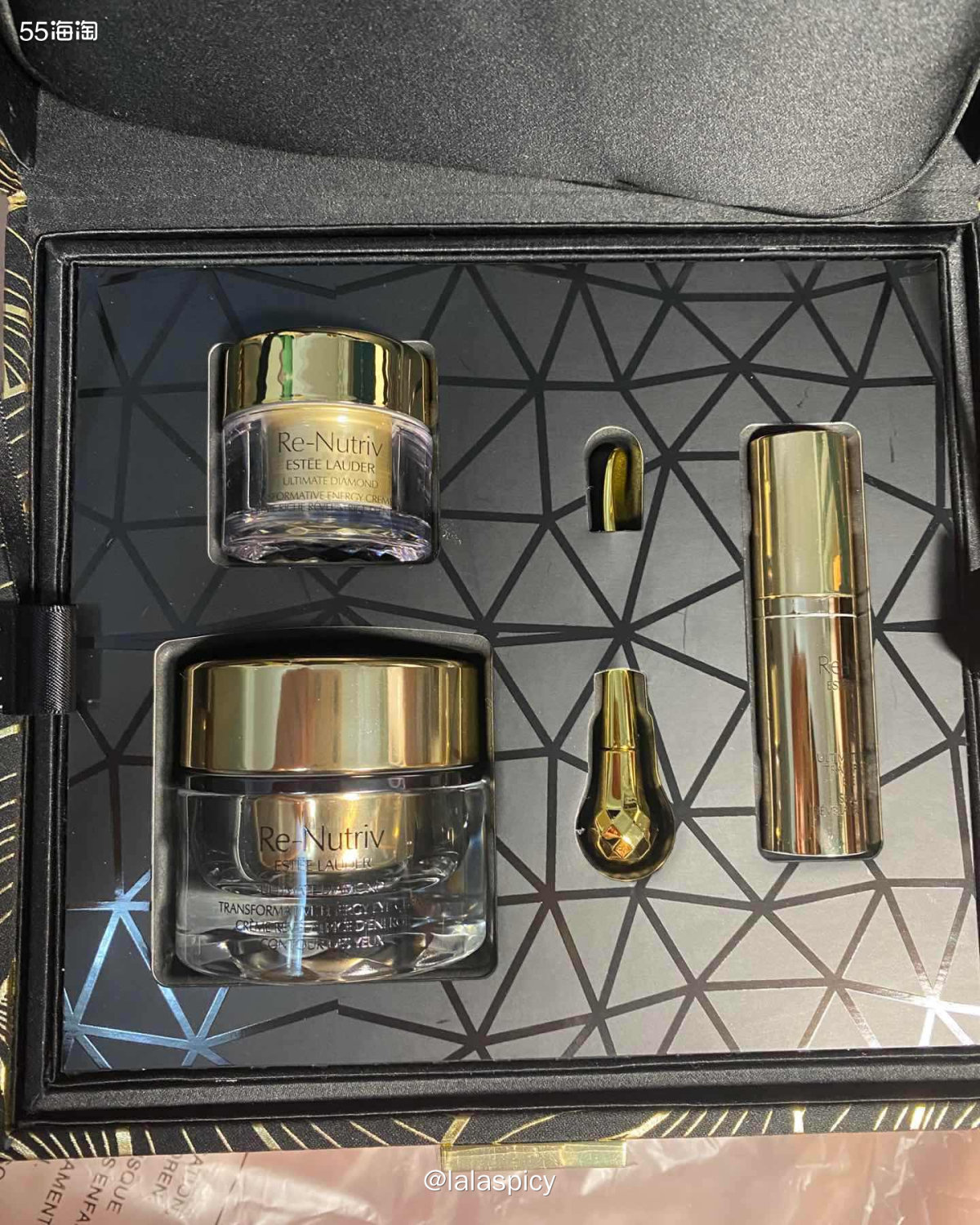 新鲜到货的黑钻松露礼盒 没想到盒子包装十分高级 纸盒子里面还