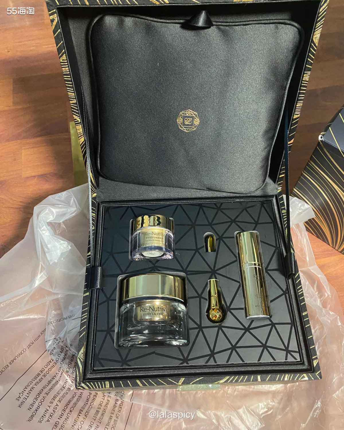 新鲜到货的黑钻松露礼盒 没想到盒子包装十分高级 纸盒子里面还