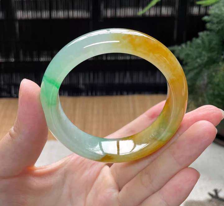 黄加绿是翡翠中的一个非常稀有的品种， 因为它必须同时拥有原生