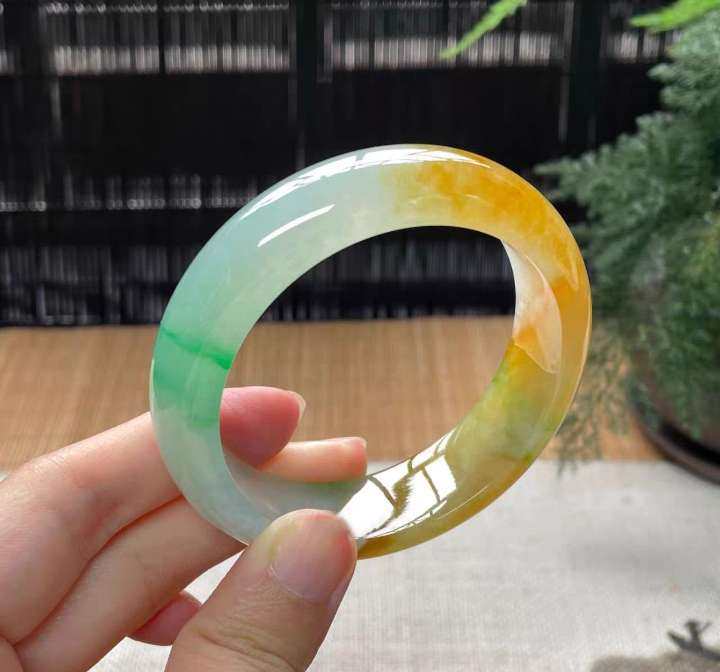黄加绿是翡翠中的一个非常稀有的品种， 因为它必须同时拥有原生