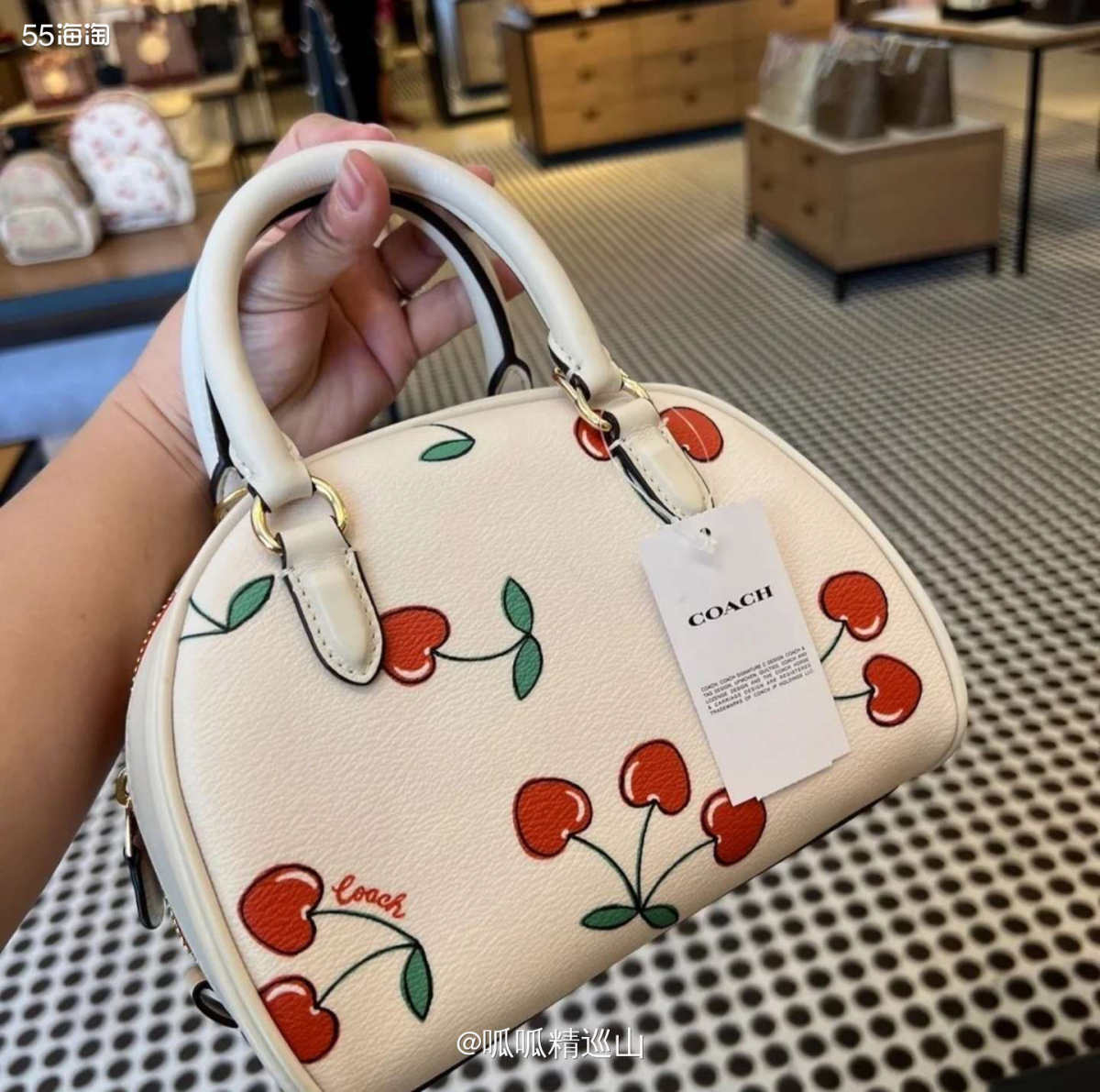 🎁这款包包记忆中是上个月情人节前夕在奥莱上新的，当时觉得小