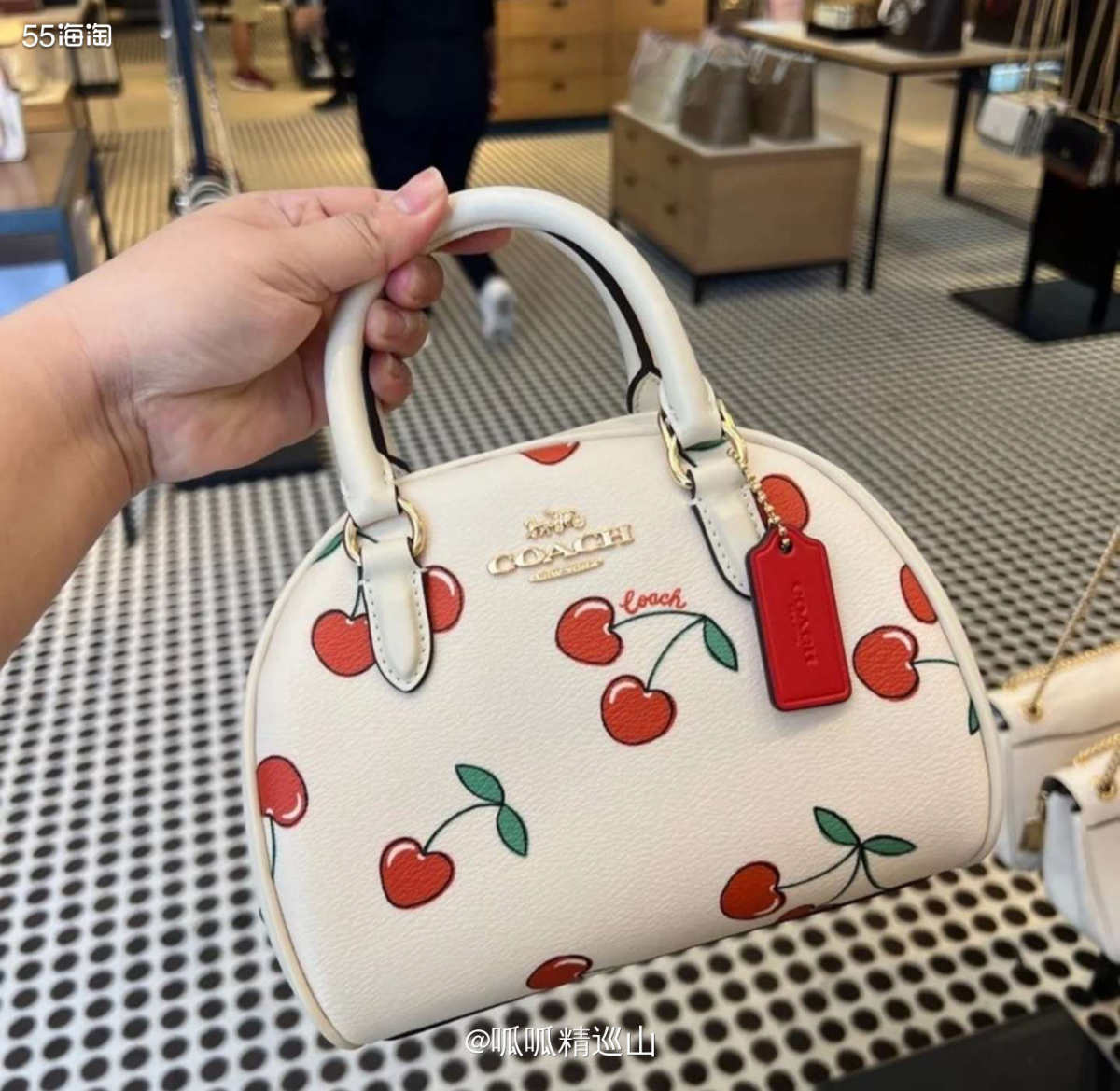 🎁这款包包记忆中是上个月情人节前夕在奥莱上新的，当时觉得小