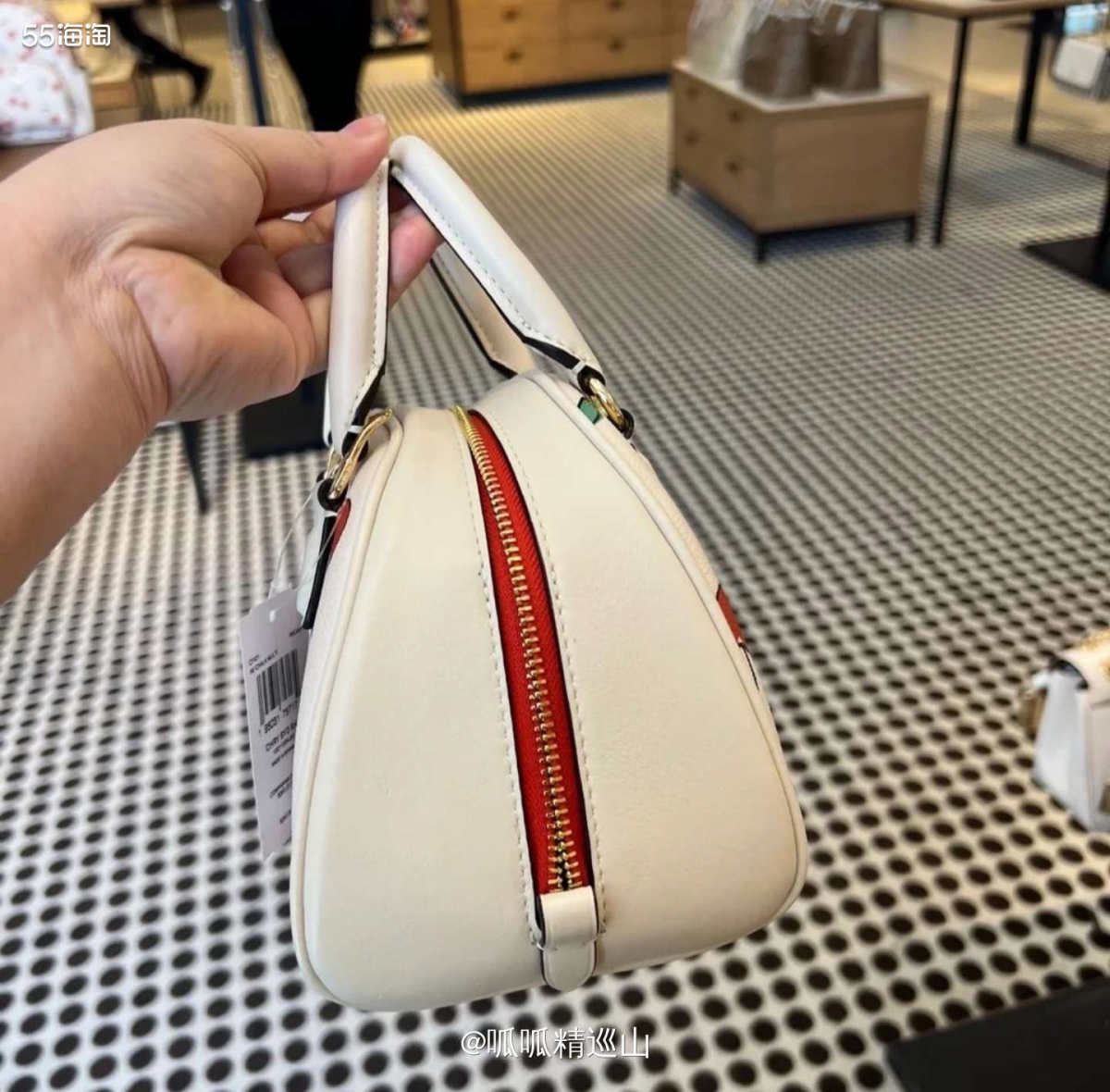 🎁这款包包记忆中是上个月情人节前夕在奥莱上新的，当时觉得小