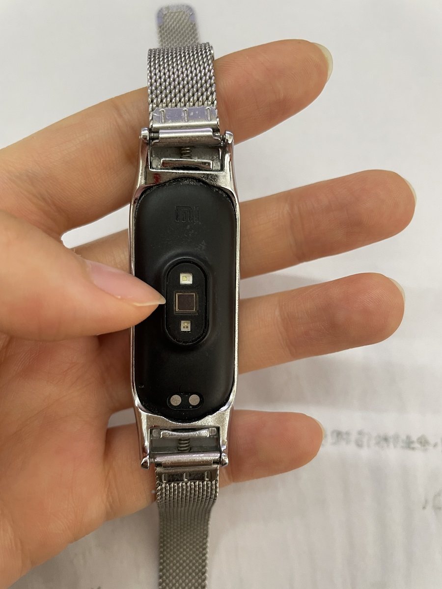 最开始想入手小米手环，主要是看上了它的nfc功能。这款手环我