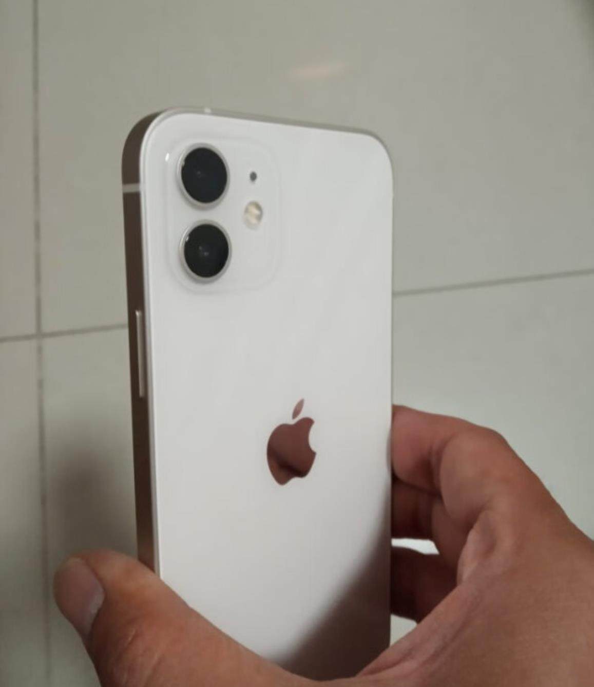 iPhone 12是在2020年10月23日发布，我差不多是