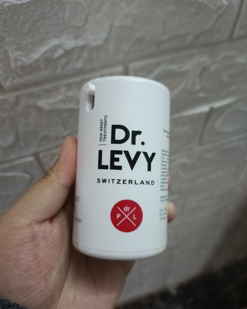 最近开了一瓶在cult beauty圣诞礼盒海淘的精华，它是