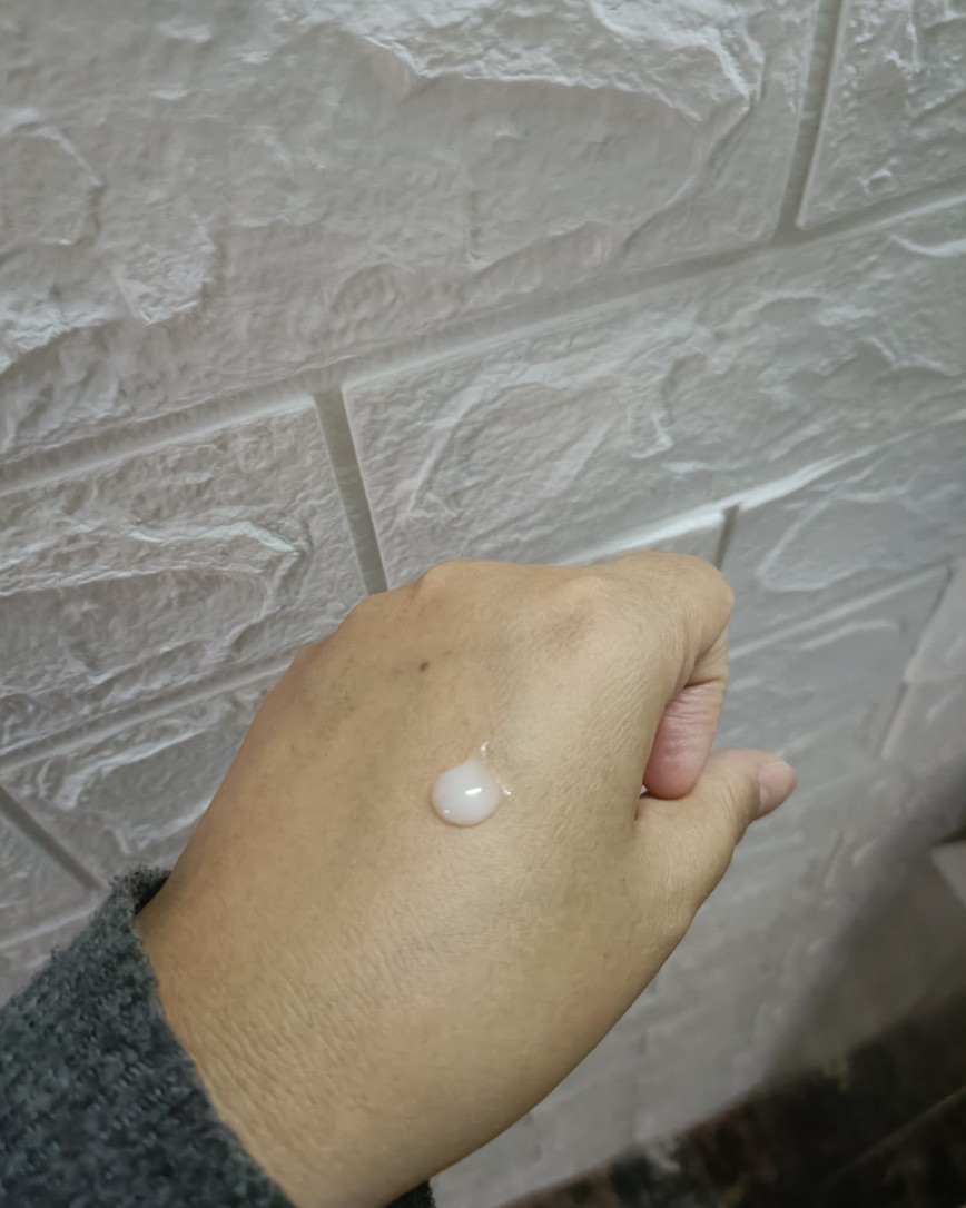 最近开了一瓶在cult beauty圣诞礼盒海淘的精华，它是