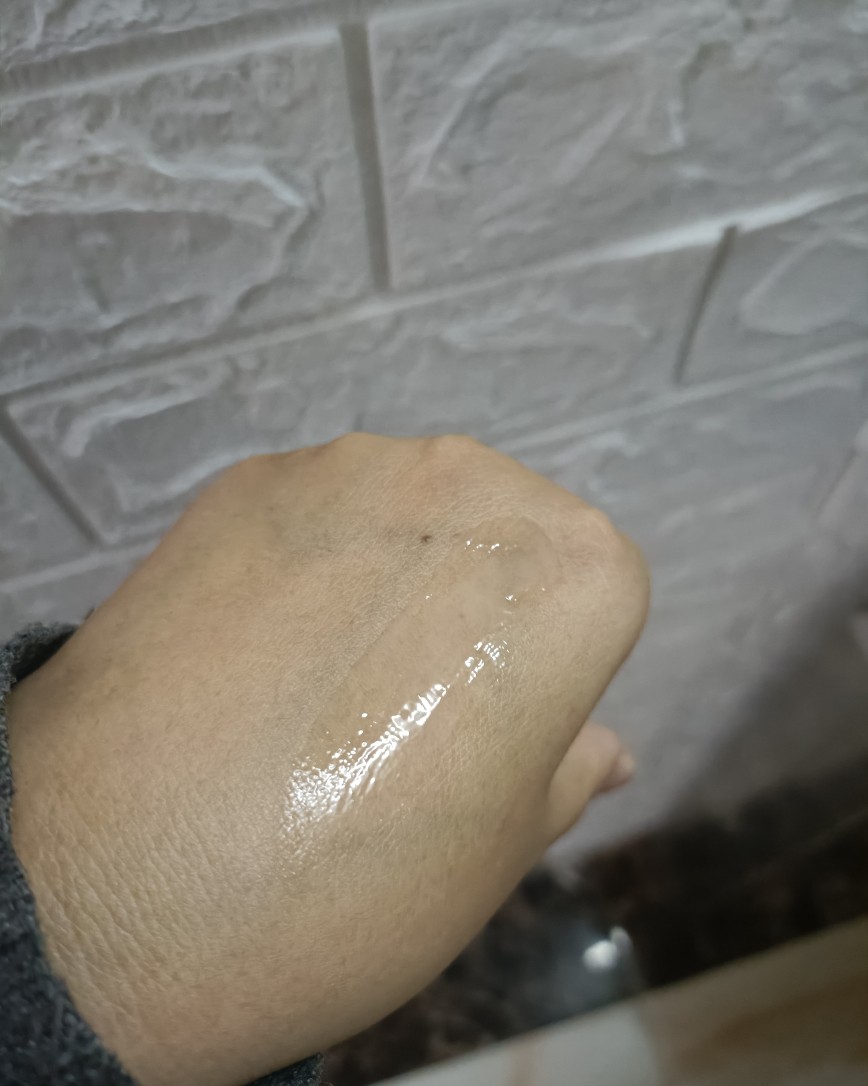 最近开了一瓶在cult beauty圣诞礼盒海淘的精华，它是