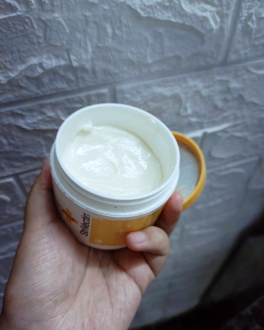 近期颈霜我在用两款产品一起搭配，用下来颈部状况还不错，分享一
