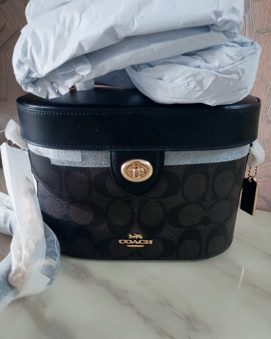 我的coach包包到了，前段时间买了很多包包，应该可以陆陆续