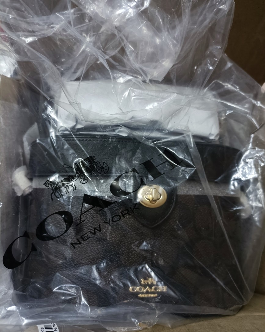 我的coach包包到了，前段时间买了很多包包，应该可以陆陆续