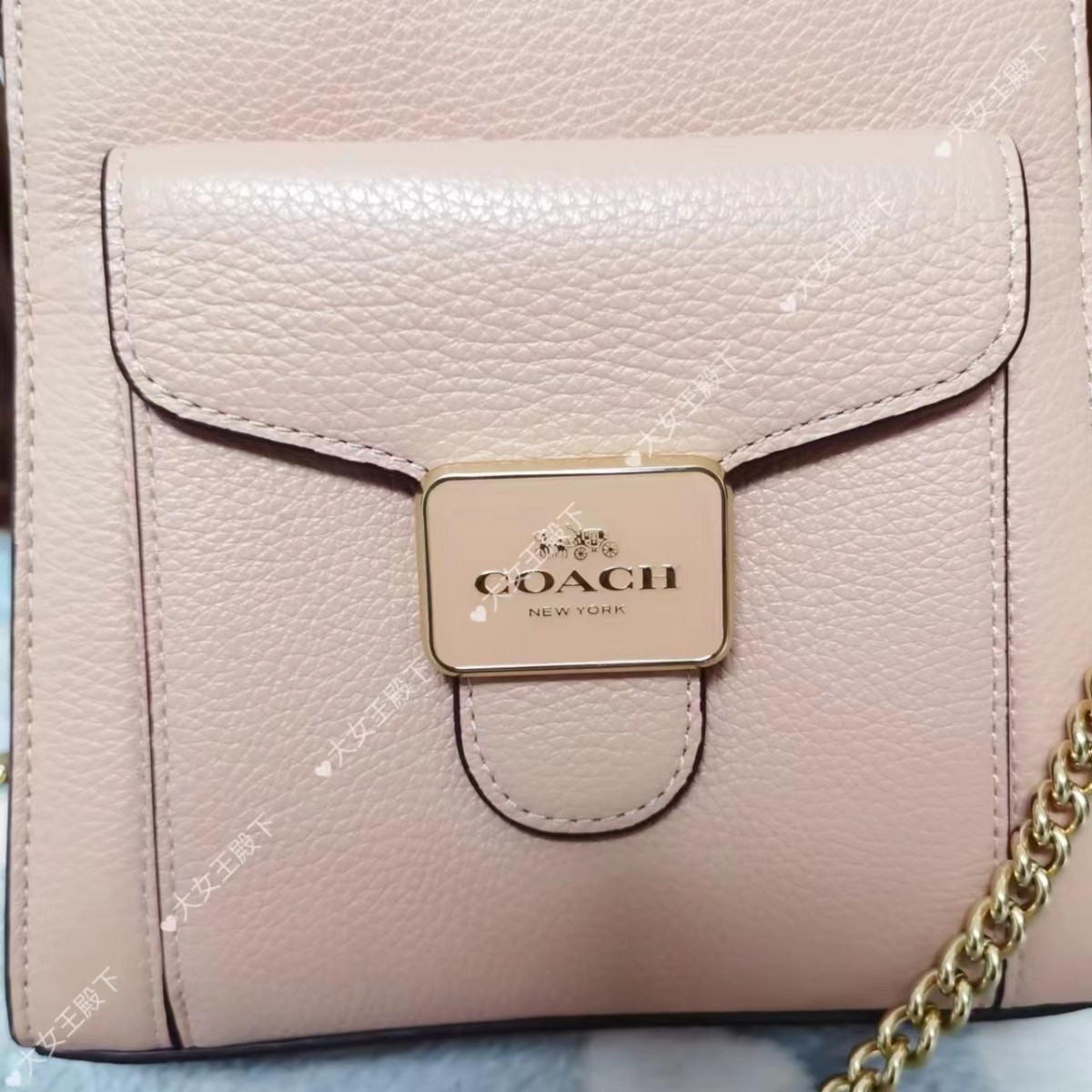 开箱的是coach pepper 货号：C6779 贝壳粉 