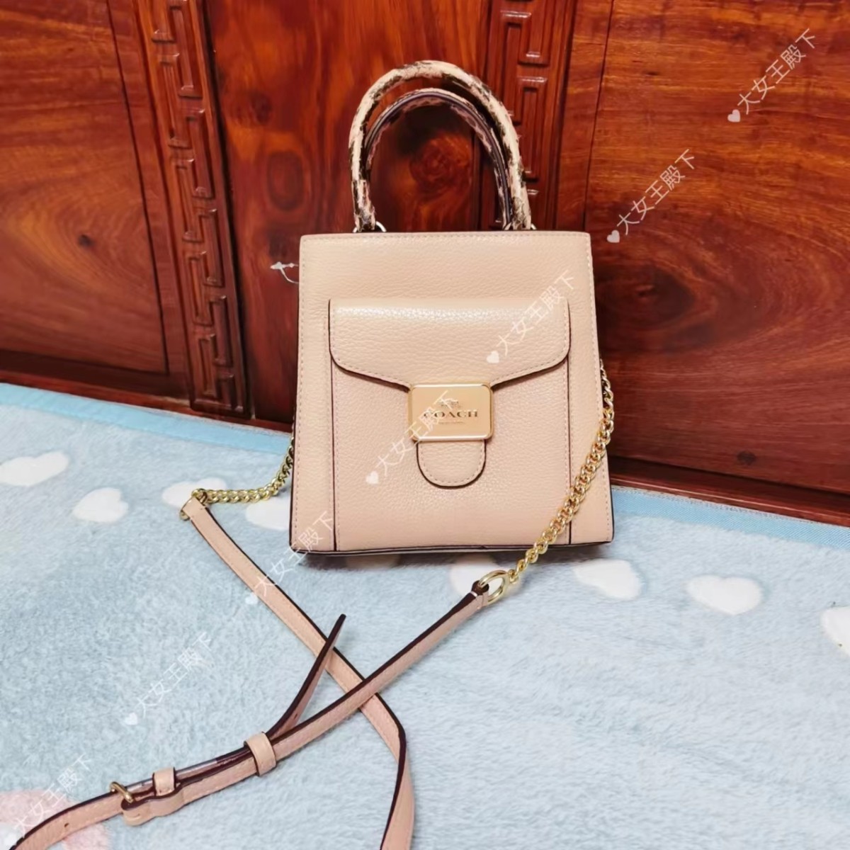 开箱的是coach pepper 货号：C6779 贝壳粉 