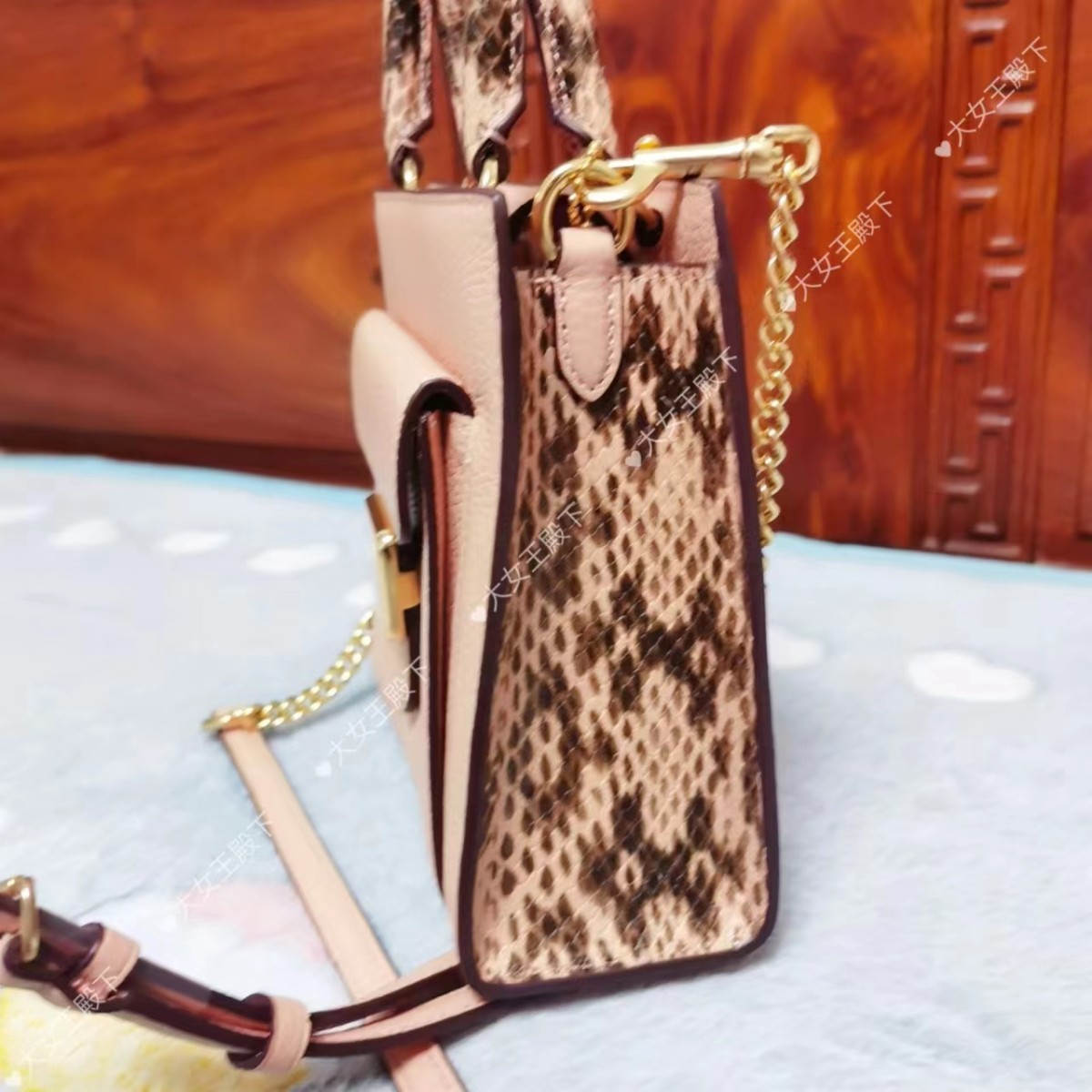 开箱的是coach pepper 货号：C6779 贝壳粉 