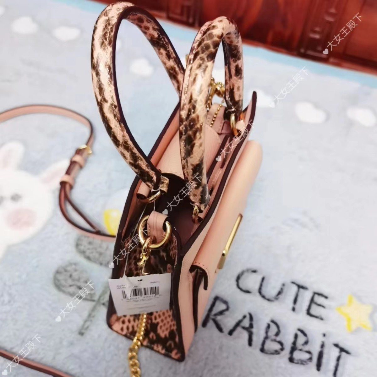 开箱的是coach pepper 货号：C6779 贝壳粉 