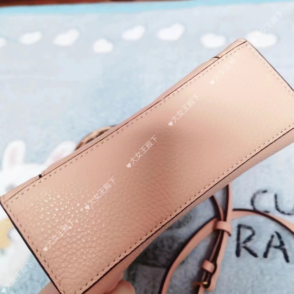 开箱的是coach pepper 货号：C6779 贝壳粉 