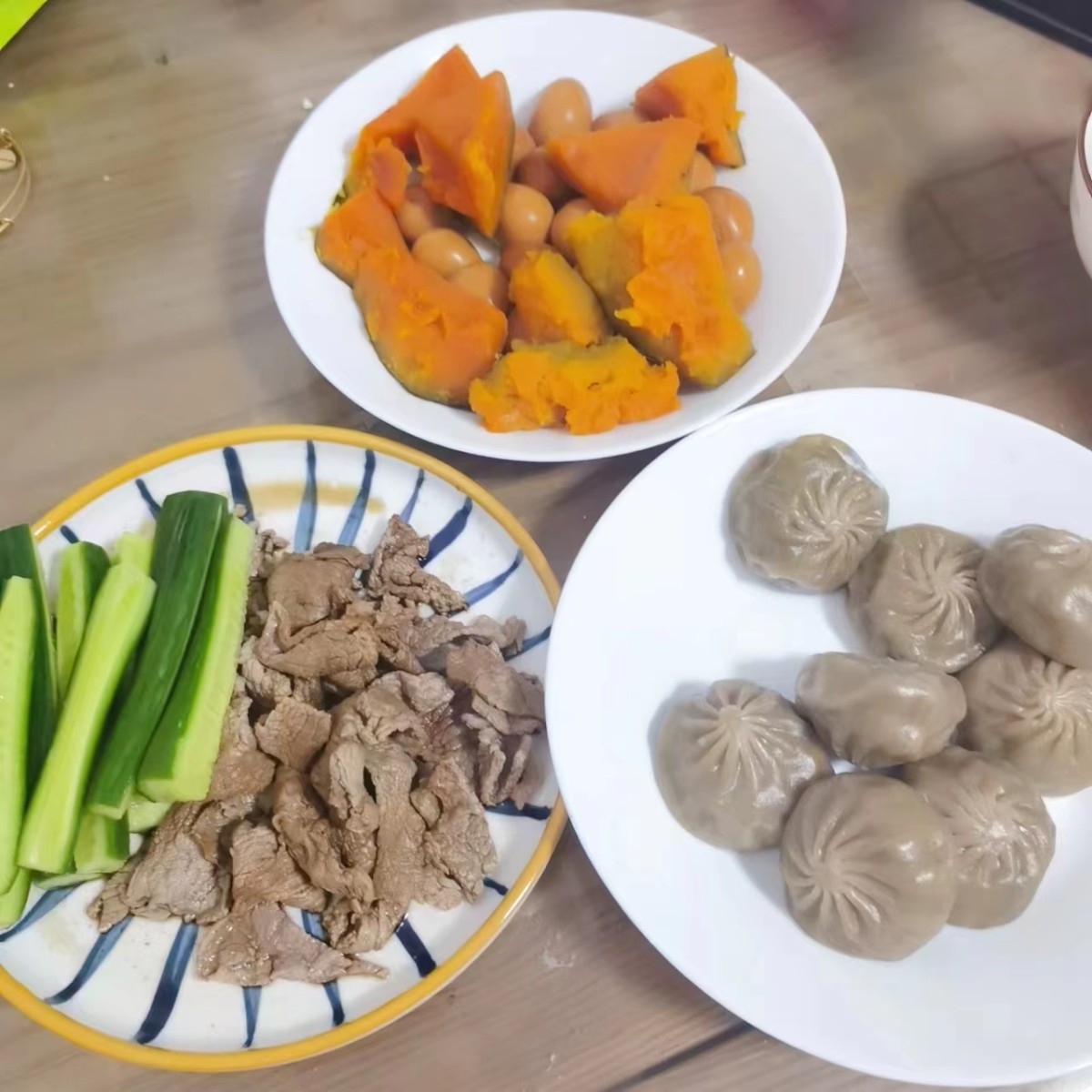 今晚吃的也是半小时就能开吃的材料  荞麦包子，馅是韭菜粉丝，