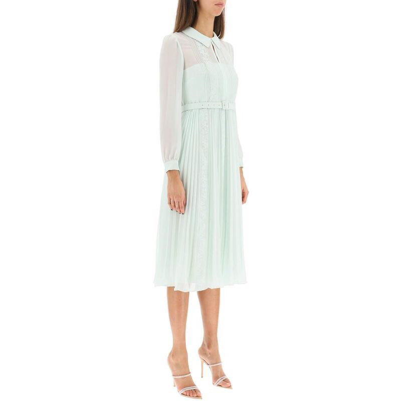 赵丽颖代言的Self portrait品牌是来自英国的设计师