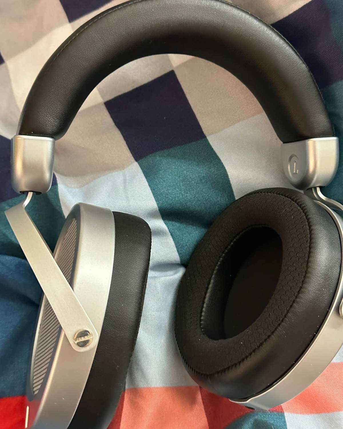 hifiman是一家成立于广东的国产耳机品牌。从早年的播放器