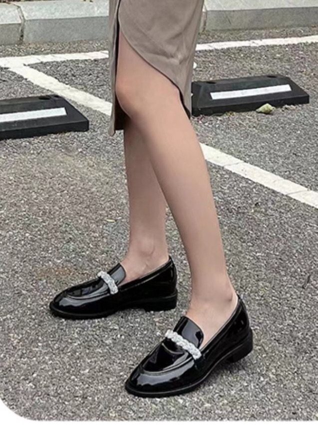 Stuart Weitzman因为它潮流的设计，加上材质使用