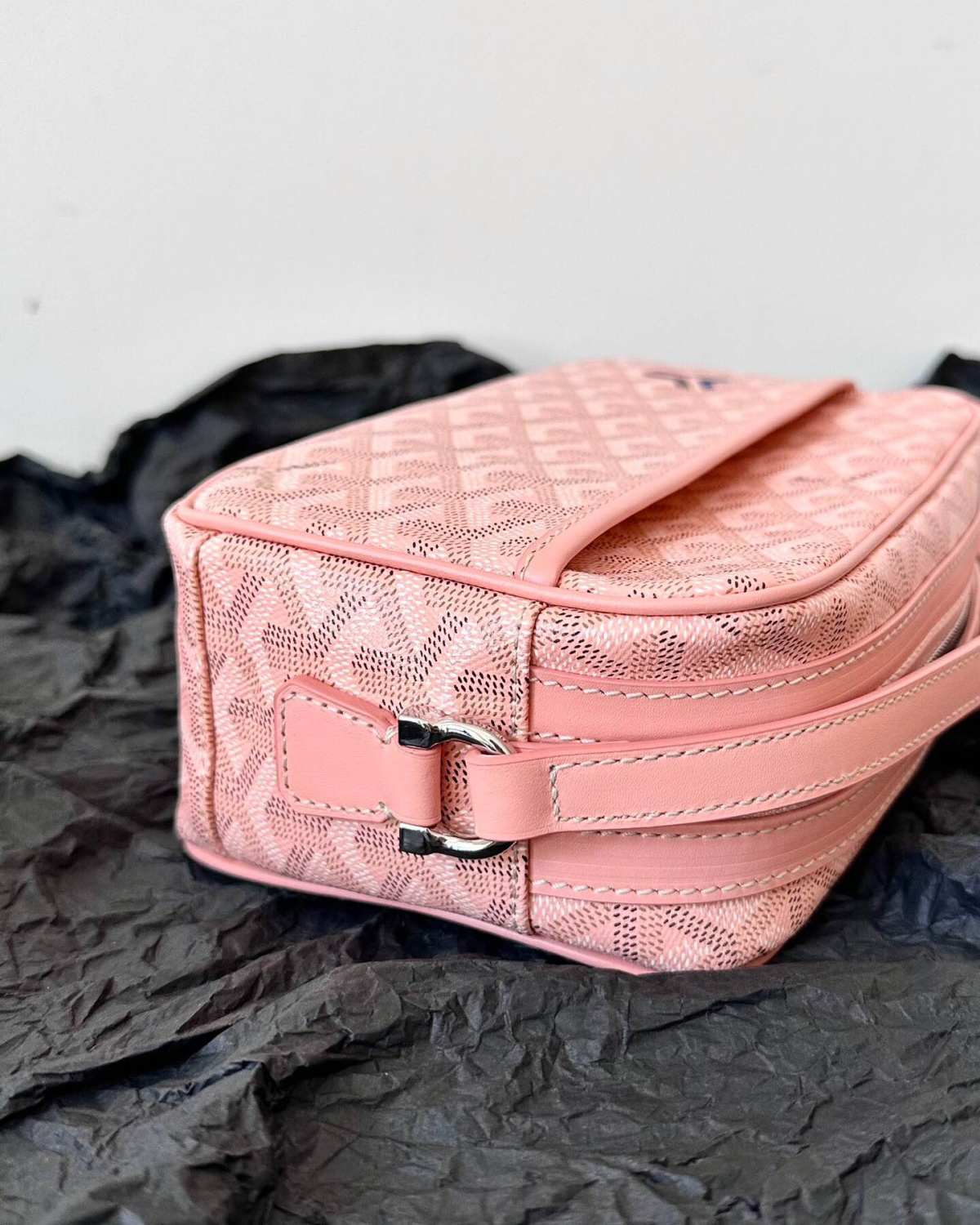 Goyard 手袋的材质看起来和皮革差不多，原来是以亚麻和棉