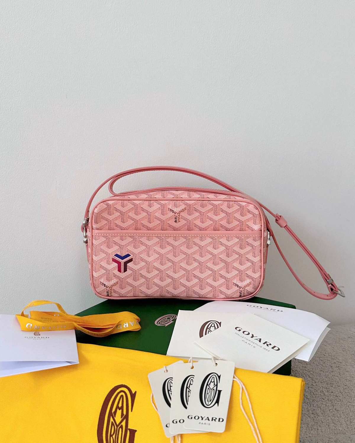 Goyard 手袋的材质看起来和皮革差不多，原来是以亚麻和棉