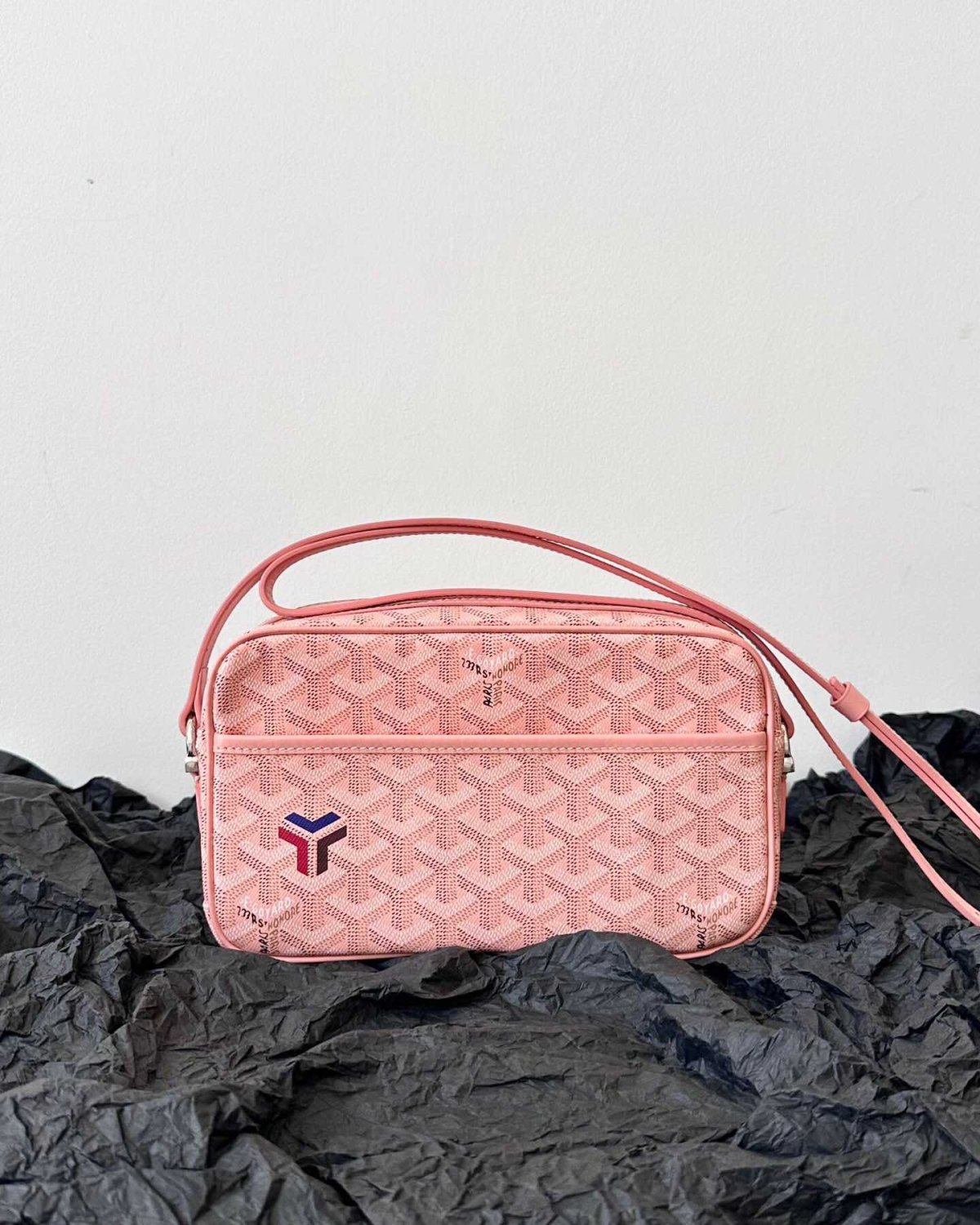 Goyard 手袋的材质看起来和皮革差不多，原来是以亚麻和棉