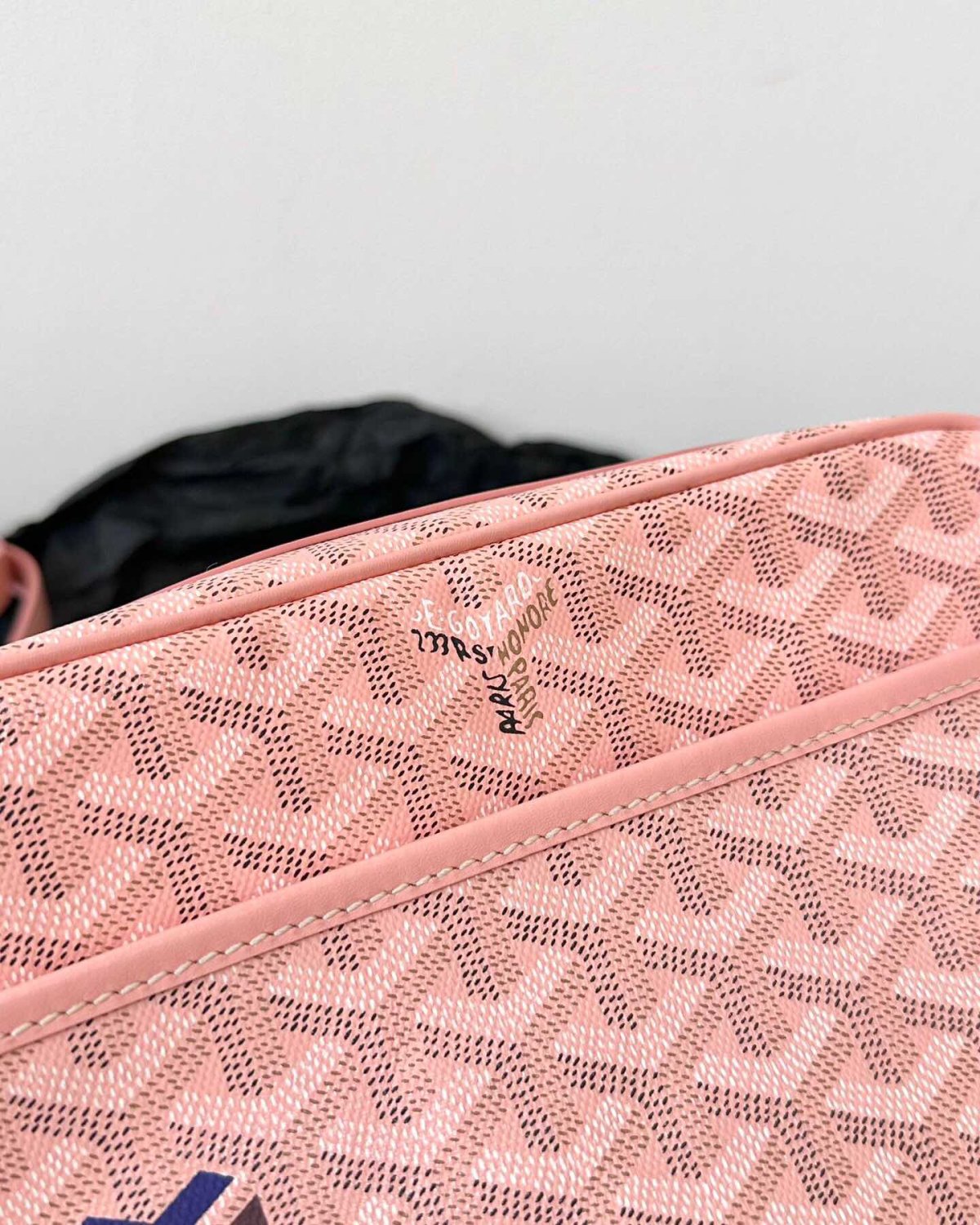 Goyard 手袋的材质看起来和皮革差不多，原来是以亚麻和棉