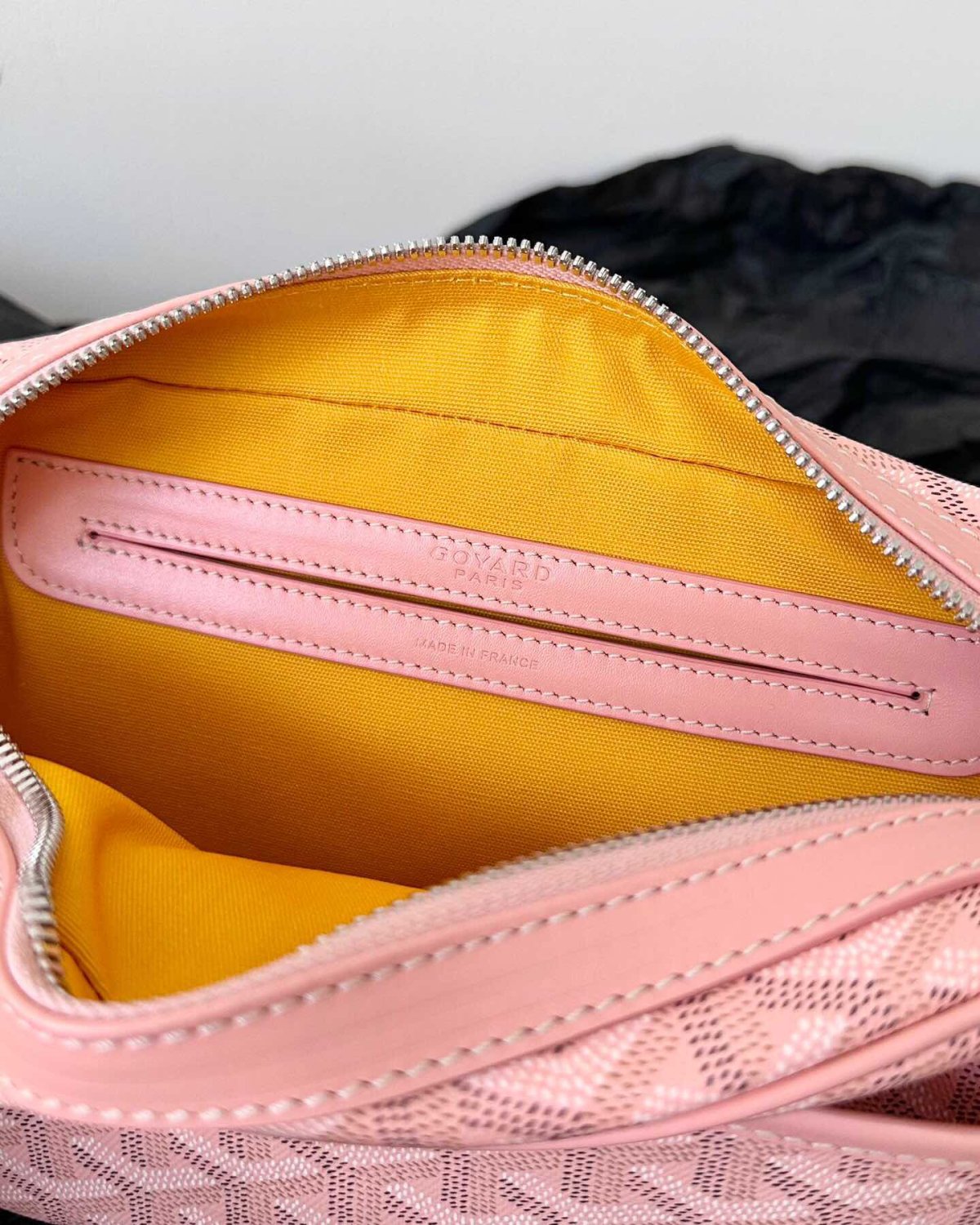 Goyard 手袋的材质看起来和皮革差不多，原来是以亚麻和棉