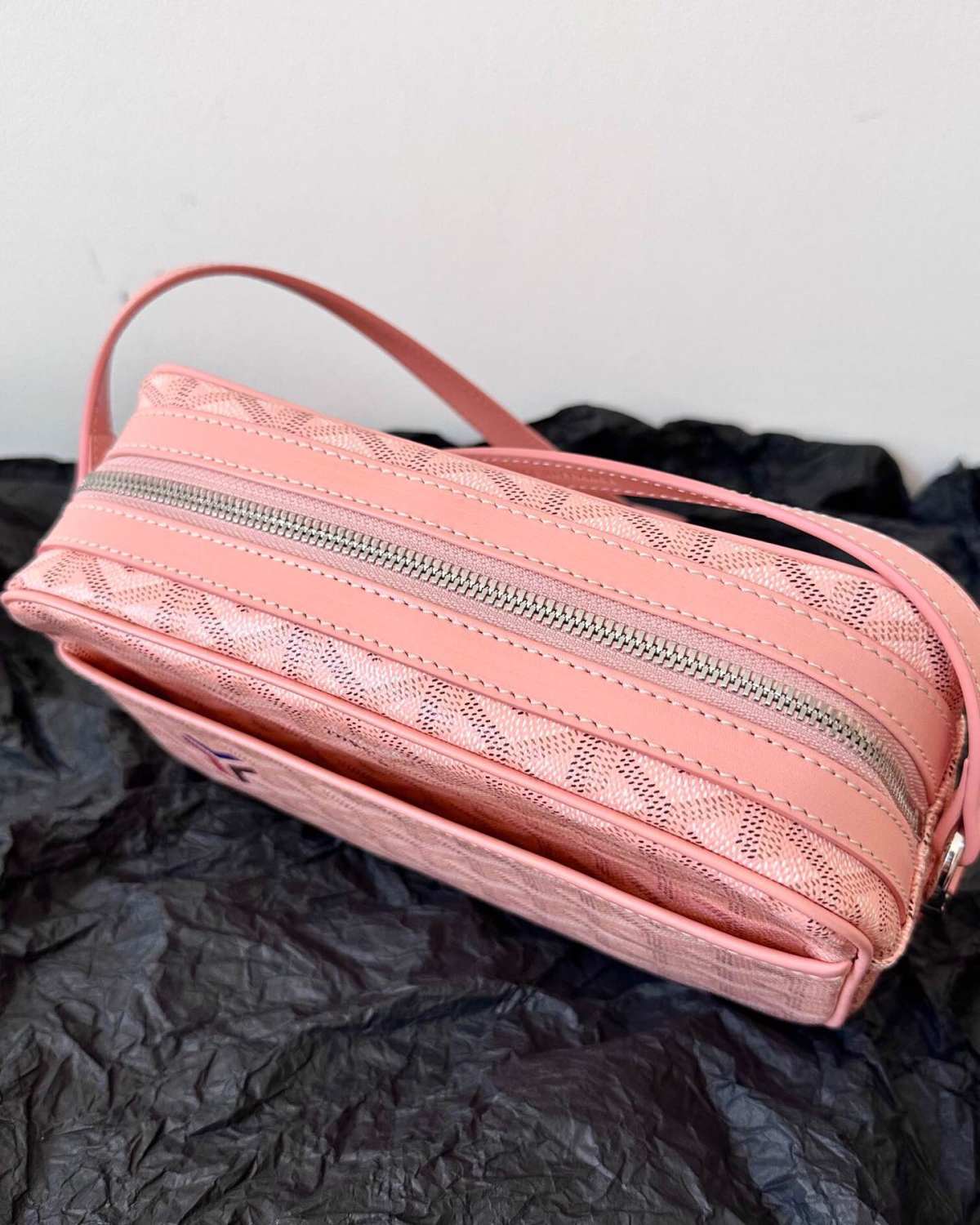 Goyard 手袋的材质看起来和皮革差不多，原来是以亚麻和棉