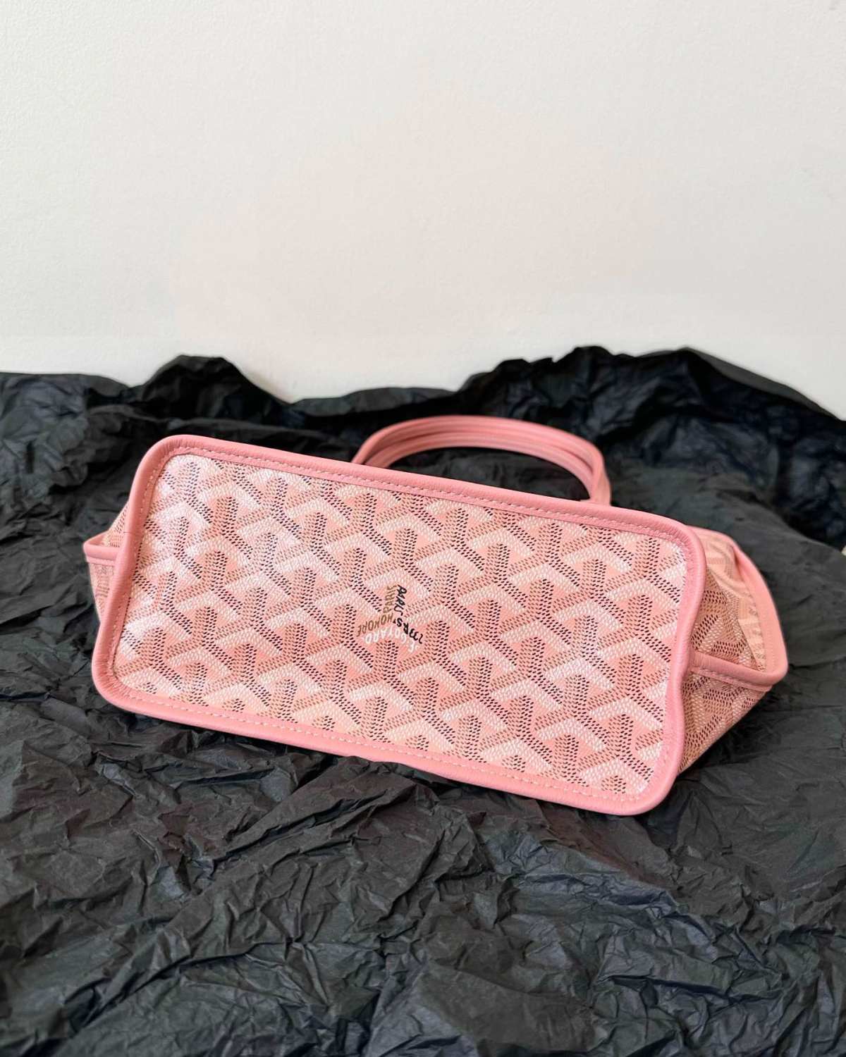 Goyard 的 Tote Bag 绝对是品牌的经典手袋，没