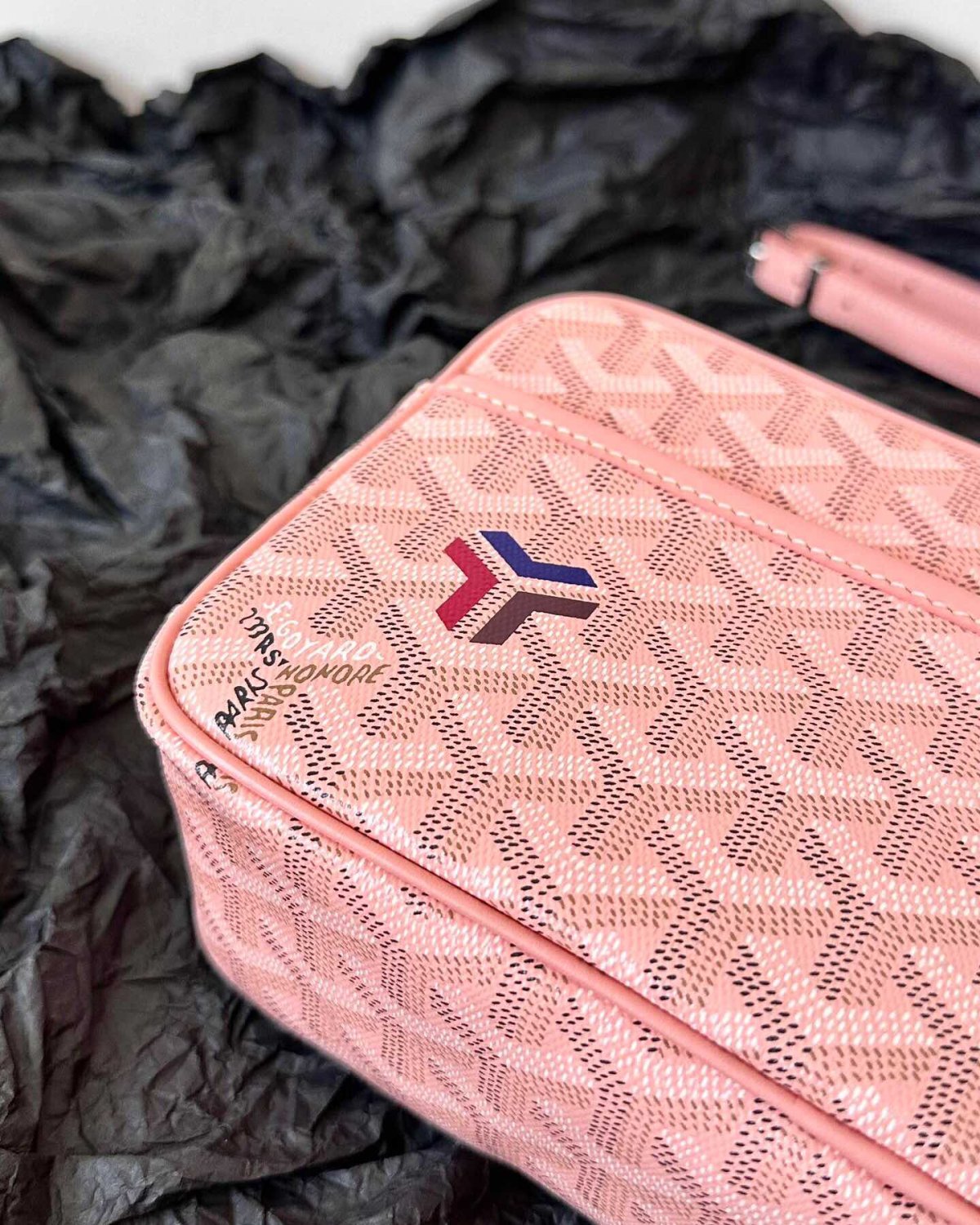 Goyard 手袋的材质看起来和皮革差不多，原来是以亚麻和棉