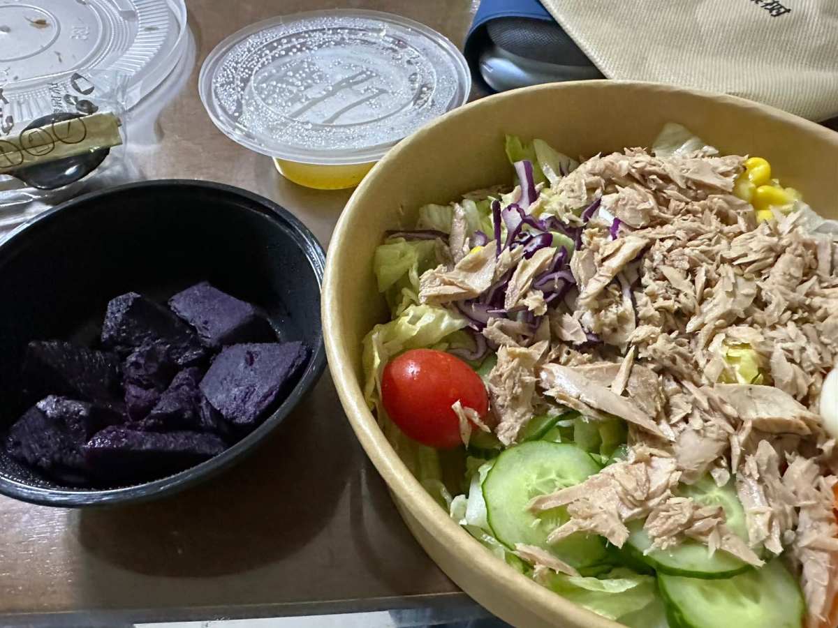 今天的午餐晚餐两顿轻食，加上绿绿的黄瓜+羽衣甘蓝汁（想起了之