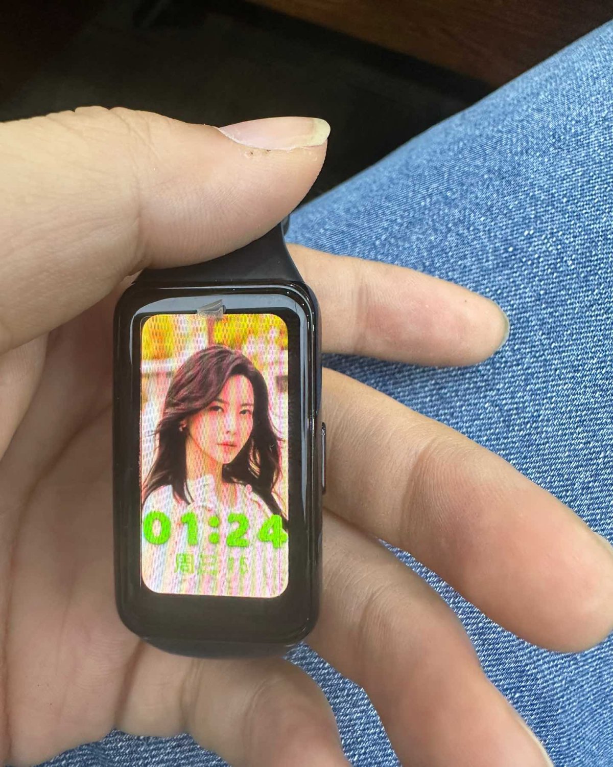 这次给大家介绍一款华为的手表类产品：智能手环6pro。去年双