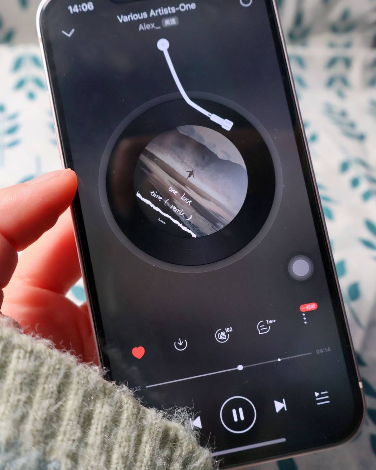 iPhone13： ➡️外观设计： 1️⃣苹果一直在外观上做